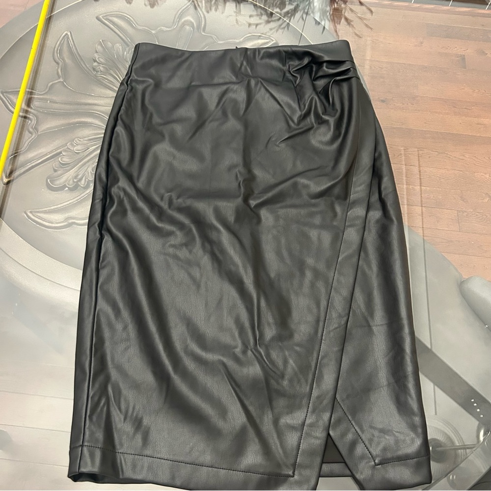 Suzy Shier Elegant Black Faux Leather pencil skirt size medium - Picture 3 of 10